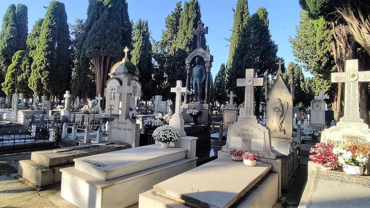 Al fondo, tumba de la familia Salazar en el cementerio.