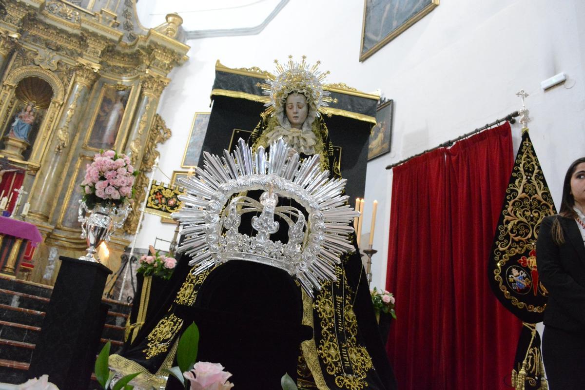 La primera corona de la Virgen de las Lágrimas delante de la talla en la iglesia de San Agustín este domingo.
