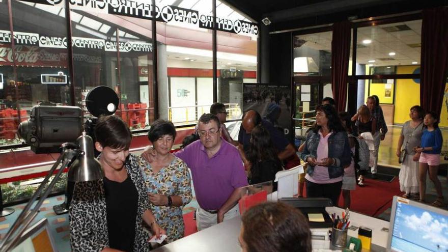 Assitentes a la última sesión de los Cines Centro.