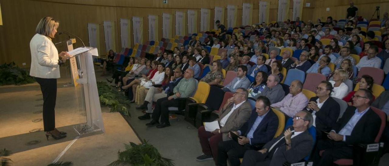 Ana Laguna, impulsora del centro de envejecimiento de la UA, expone el proyecto públicamente.