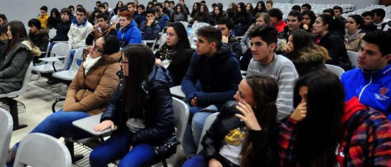 Los alumnos del centro vilagarciano se están mostrando muy activos en esta propuesta educativa. // I.A.