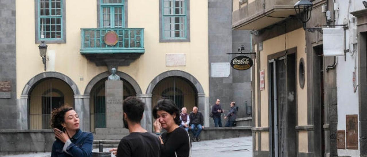 Vista de la sede de la Real Sociedad Económica de Amigos del País desde la calle Mendizábal.