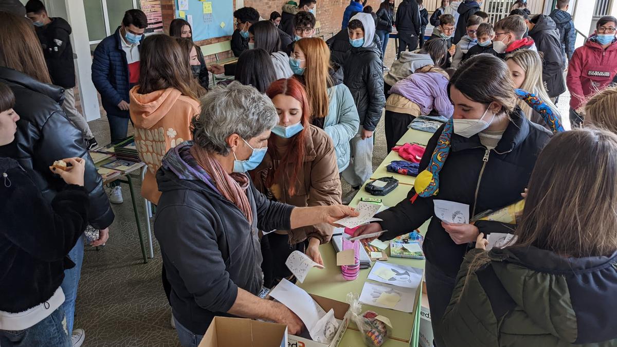 Mercadillo de trueque en la Semana sostenible del instituto de Sariñena en el que se intercambiaron productos y servicios.