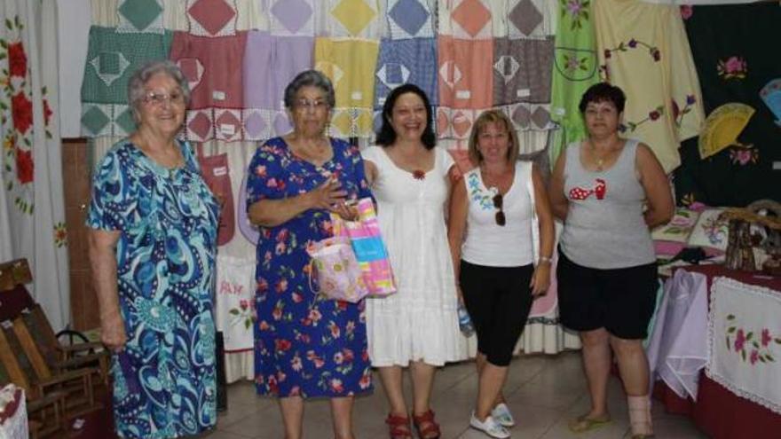 Algunas de las alumnas, en la exposición.