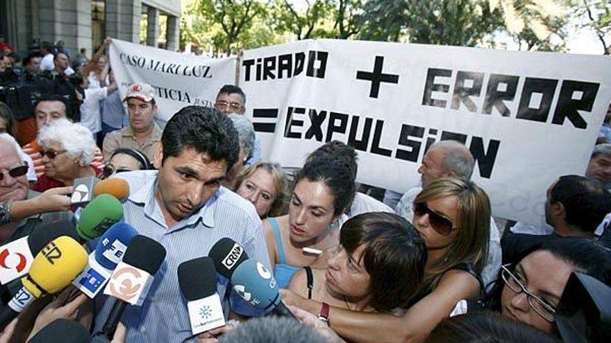 Juan José Cortés, el padre de Mari Luz, realiza declaraciones a los medios de comunicación.