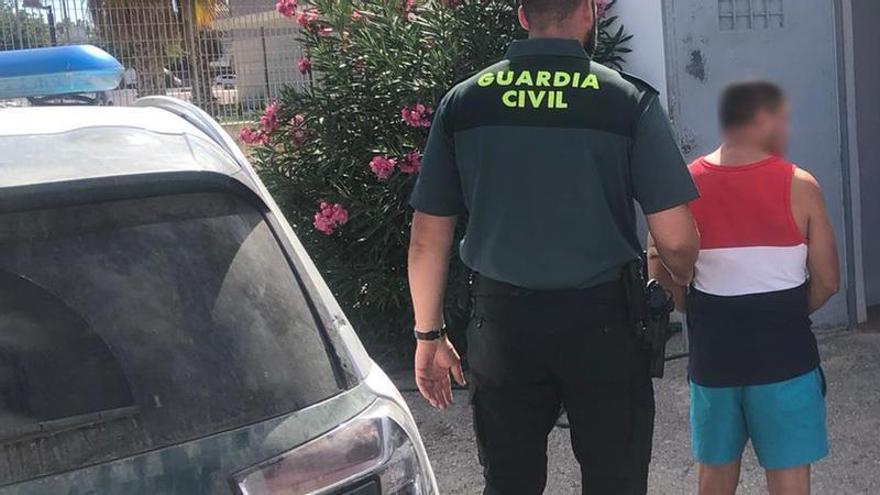 El detenido custodiado por un guardia civil.