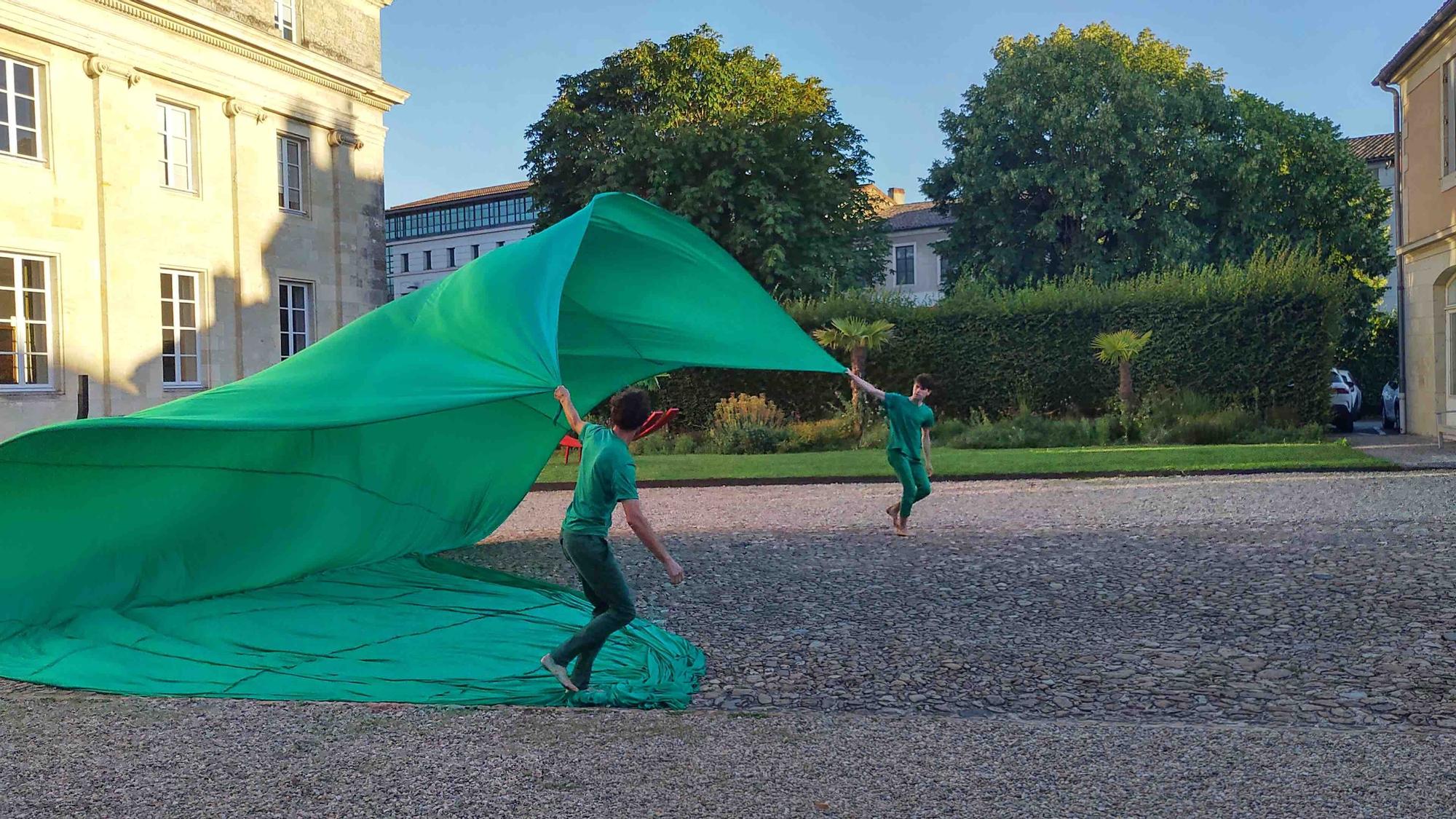 El Sismògraf d'Olot convidarà a pasturar dins un cràter i ballar sota una gran lluna inflable