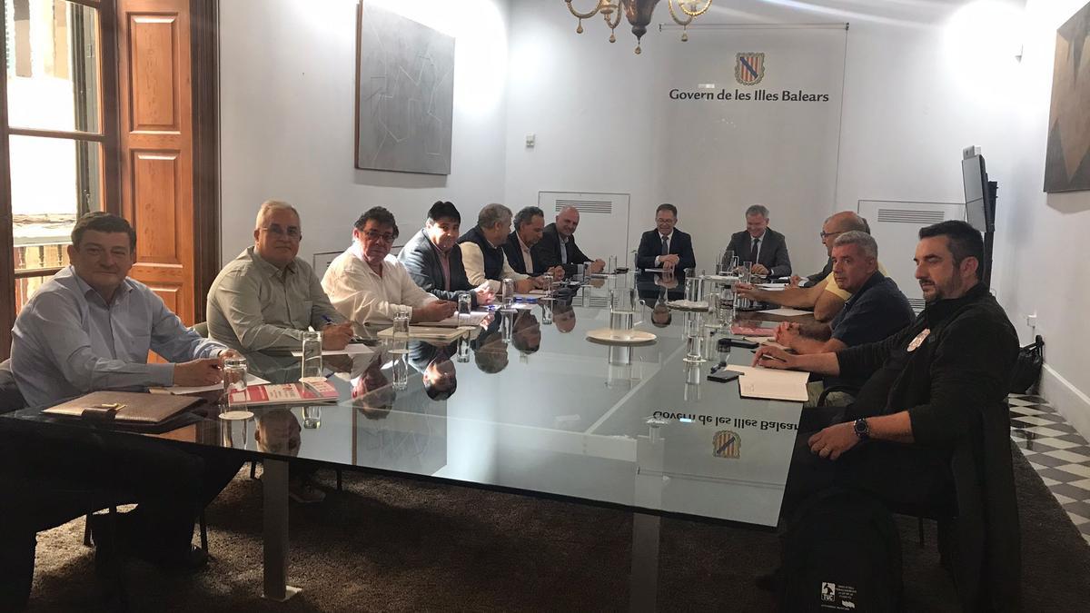 Las patronales y sindicatos de Baleares y Canarias durante la reunión con Josep Marí Sebastián Franquis.