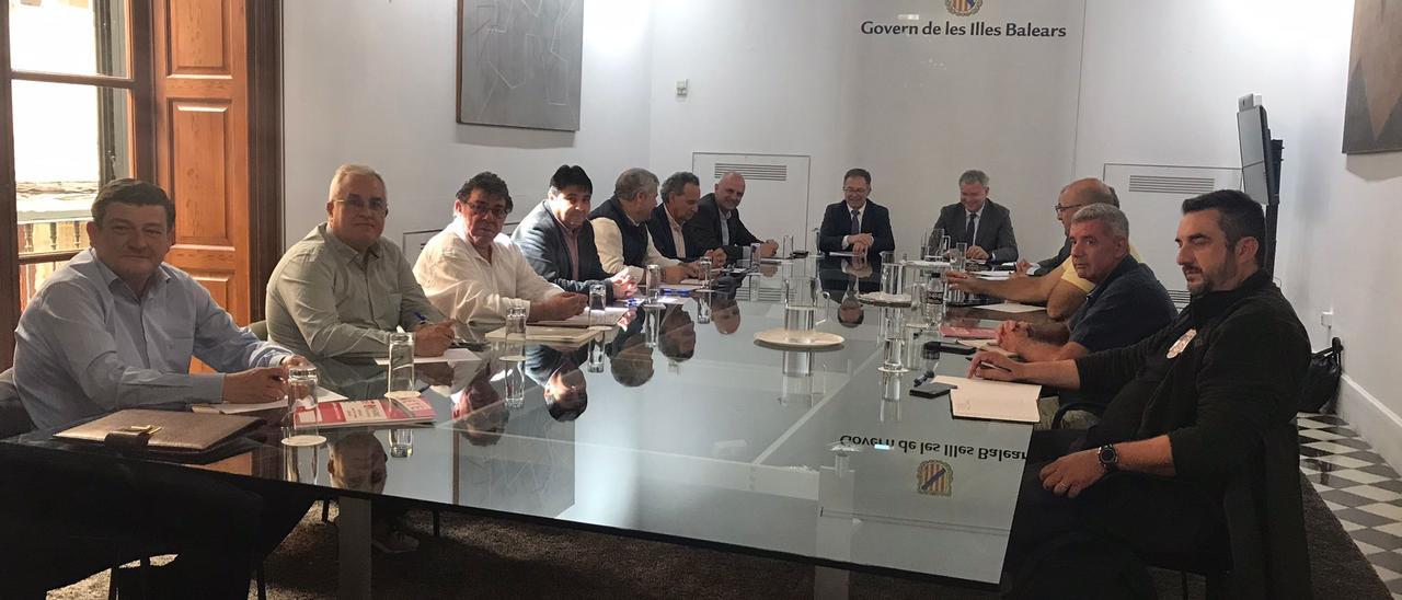 Las patronales y sindicatos de Baleares y Canarias durante la reunión con Josep Marí Sebastián Franquis.