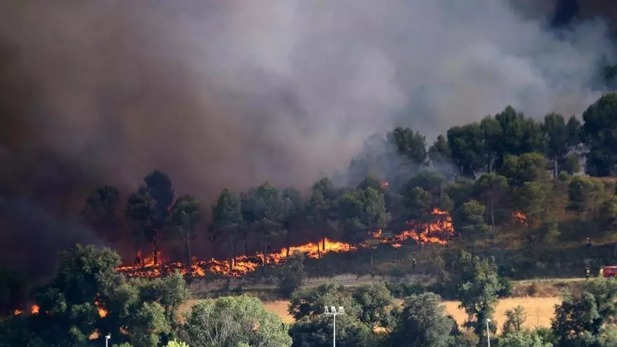 Un incendio en Carme obliga a confinar a unas 33.000 personas de varias localidades de la comarca de Anoia, entre ellas una parte de Igualada.