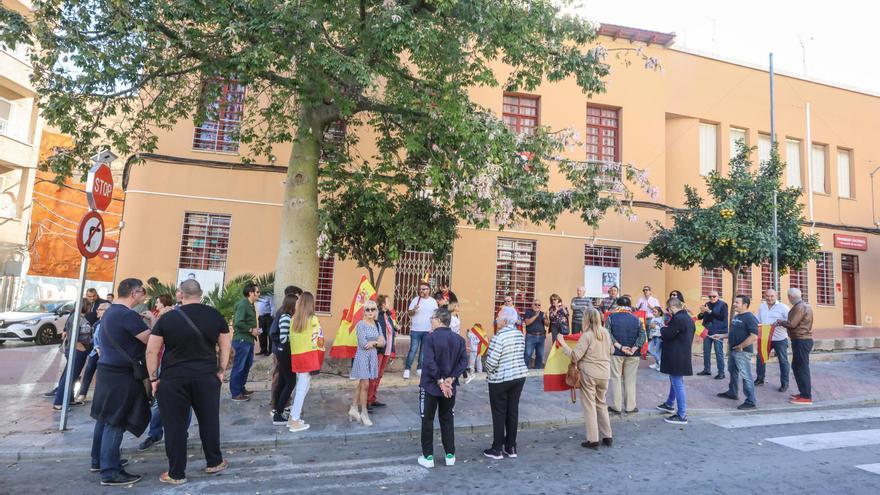 El general Mestre anima la protesta de Vox contra la amnistía en la sede del PSOE de Callosa de Segura