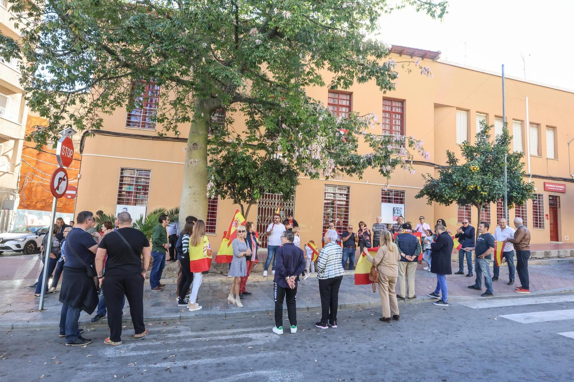 Las imágenes de la concentración contra la amnistía frente a la sede del PSOE en Callosa de Segura