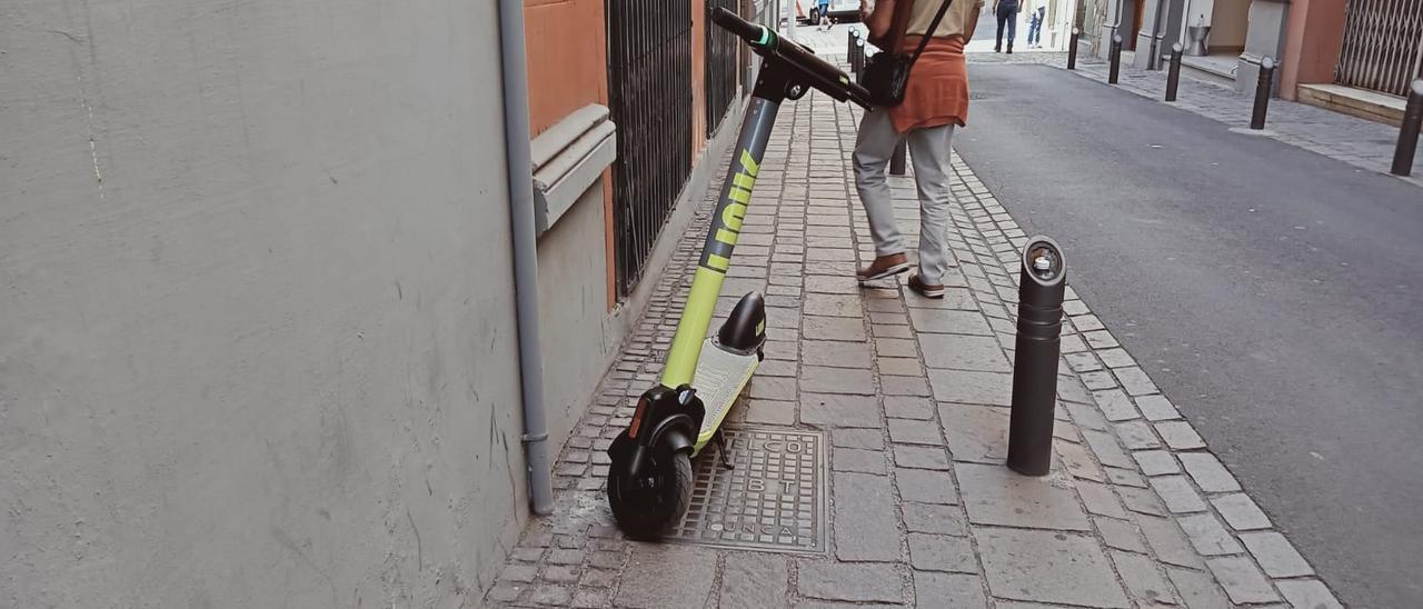 Un patinete estacionado en medio de la calle, en Santa Cruz.