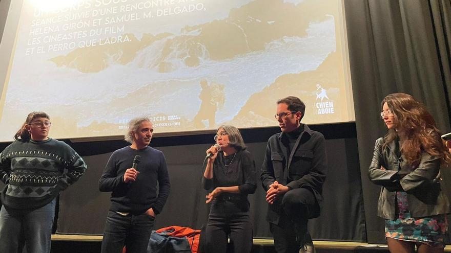 La imagen superior muestra a los directores, Helena Girón y Samuel Delgado (tercera y cuarto por la izquierda) durante la presentación de la cinta, ayer, en París. Debajo, una imagen de la película ‘Ellos transportan la muerte’, que en Francia ha sido rebautizada como ‘Un cuerpo bajo la lava’.  | | LP/DLP