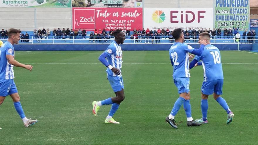 Pladevall y Sandji felicitan a Ferrón por su gol. | J.Z.