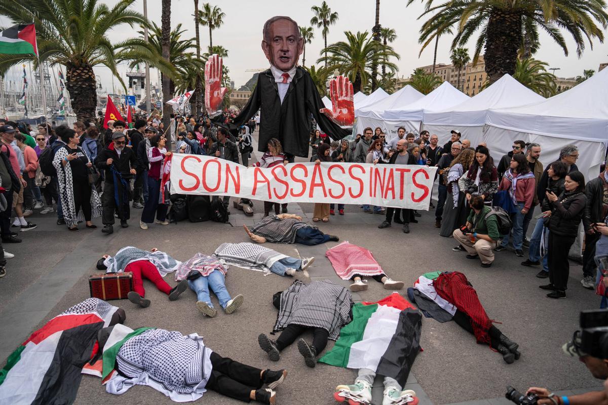 Una nueva flotilla con más de setenta embarcaciones y un millar de participantes se prepara para poner rumbo a Gaza, y el puerto de Barcelona se llena de actividades para apoyar la iniciativa. Foto de Zowy Voeten
