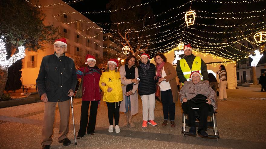 Los taxistas solidarios llevan a los mayores a ver las luces de Navidad en Ibiza