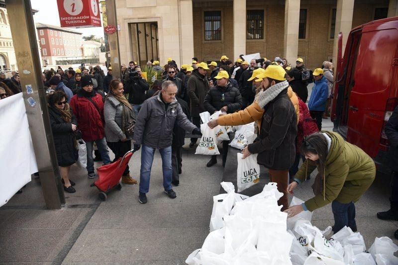 UAGA regala 1.000 kilos de fruta en la Plaza del Pilar para reclamar precios dignos