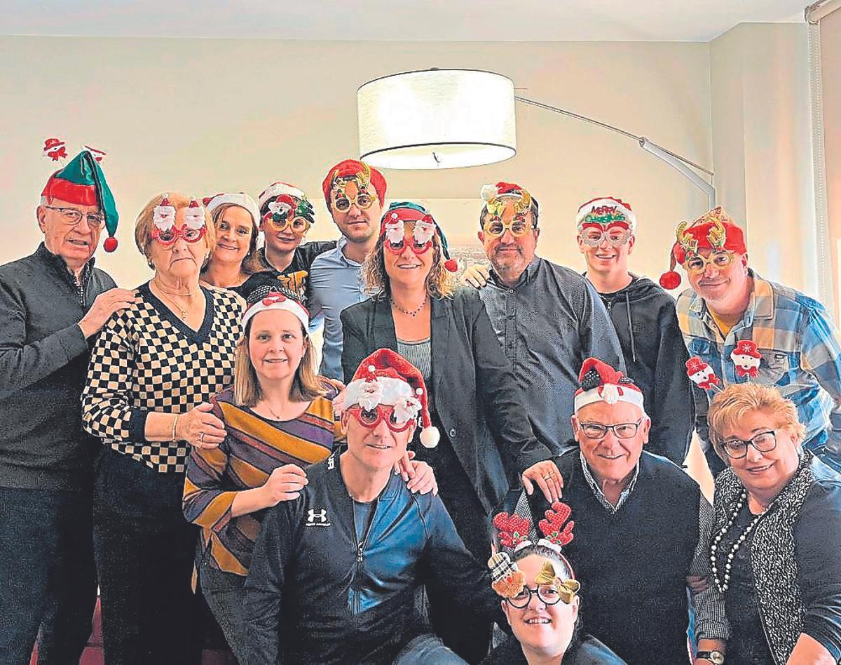 Bergas (a dalt i al mig, comptant cinc des de l’esquerra) amb els seus familiars