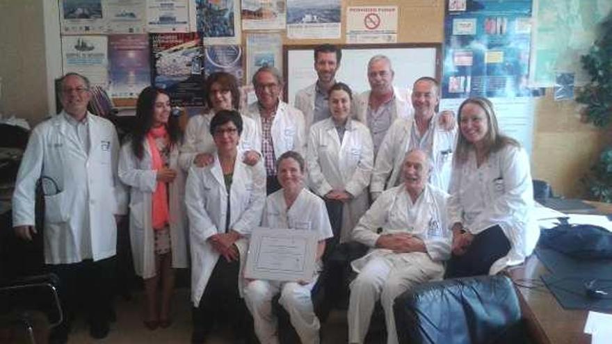 Equipo de coloproctología del Chuvi, con la acreditación.