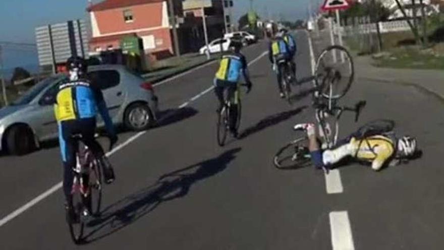 El turismo en pleno cambio de sentido y el ciclista, en el suelo.