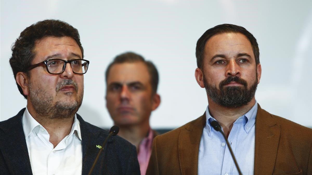 Francisco Serrano y Santiago Abascal, en la rueda de prensa que han ofrecido este lunes en Sevilla.