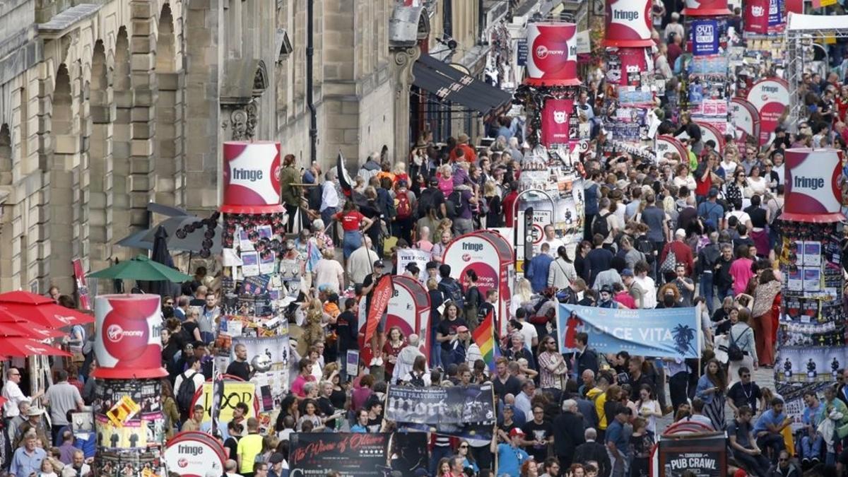 rtapounet35265330 crowds mingle on edinburgh s royal mile during the 2016 edin160824121926