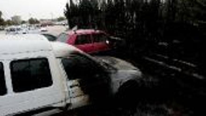 Arden cuatro vehículos en los aparcamientos del hospital universitario Reina Sofía
