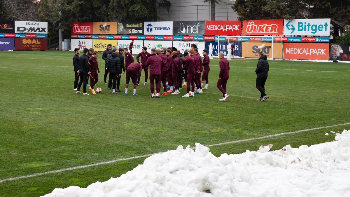 La plantilla del Galatasaray escucha instrucciones antes comenzar la sesión preparatoria en la ciudad deportiva.