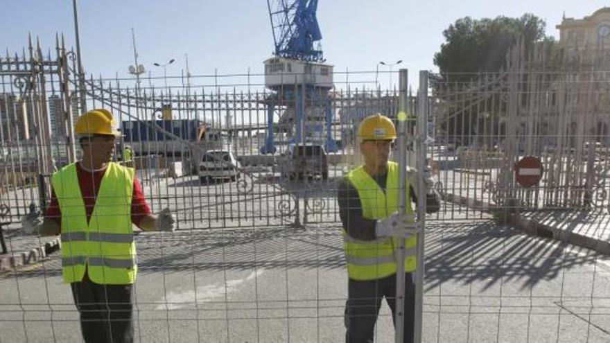 Los operarios cerraron la entrada al recinto portuario por la plaza de la Marina para peatonalizar este entorno.