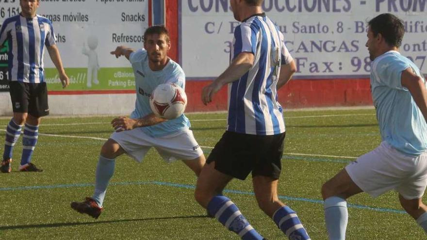 Juan, de frente, en un partido del Beluso contra el Rápido Bahía. // Santos Álvarez