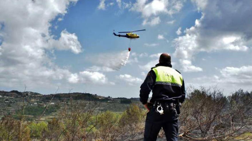 Una quema agrícola origina un incendio forestal en Benissa