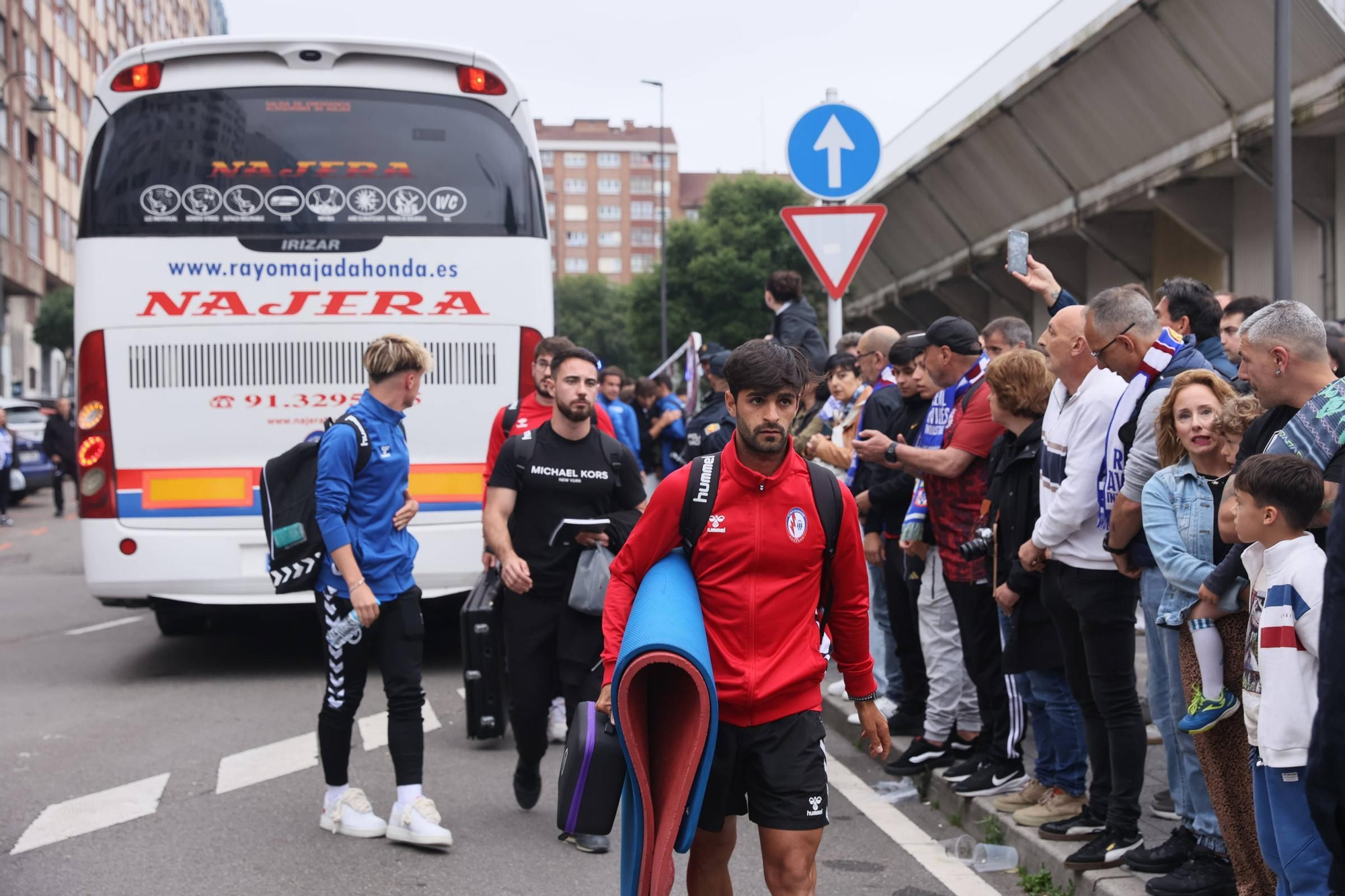 EN IMÁGENES: Avilés se tiñe de blanquiazul para la final por el ascenso ante el Rayo Majadahonda