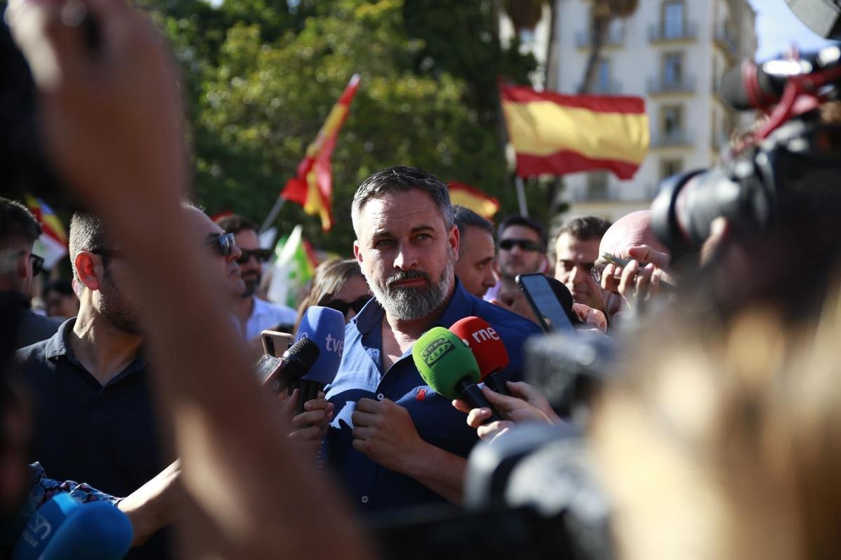 El líder de Vox, Santiago Abascal, atiende a los medios a su llegada a un mitin por el 9J en Málaga, Andalucía, España.