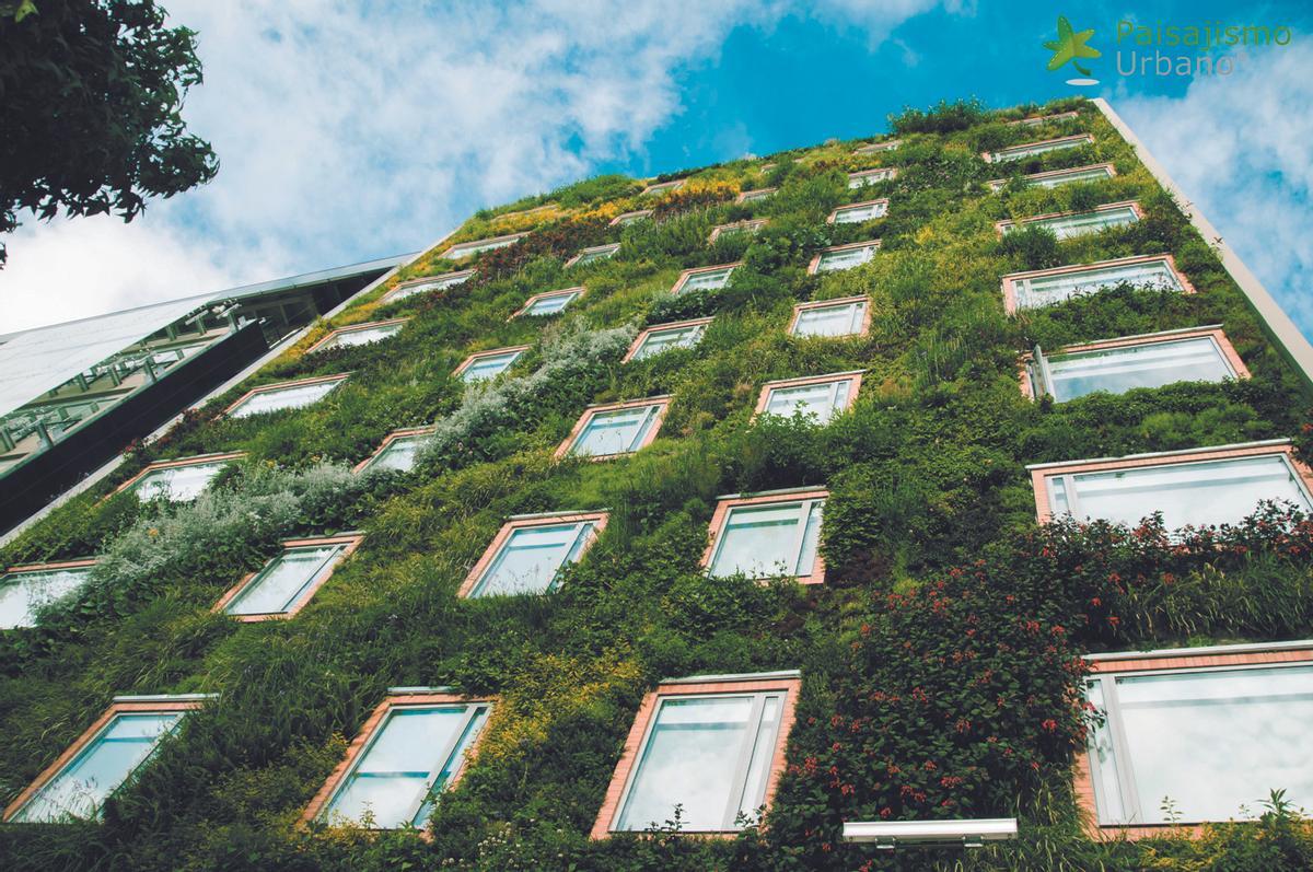 Jardín vertical interior en el Hotel Gaia B3, de Bogotá, obra del biólogo alicantino Ignacio Solano, en colaboración con Groncol.