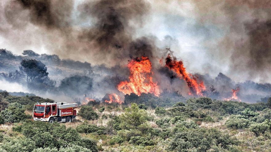 El incendio forestal de Alicante entra en el parque natural de la Font Roja