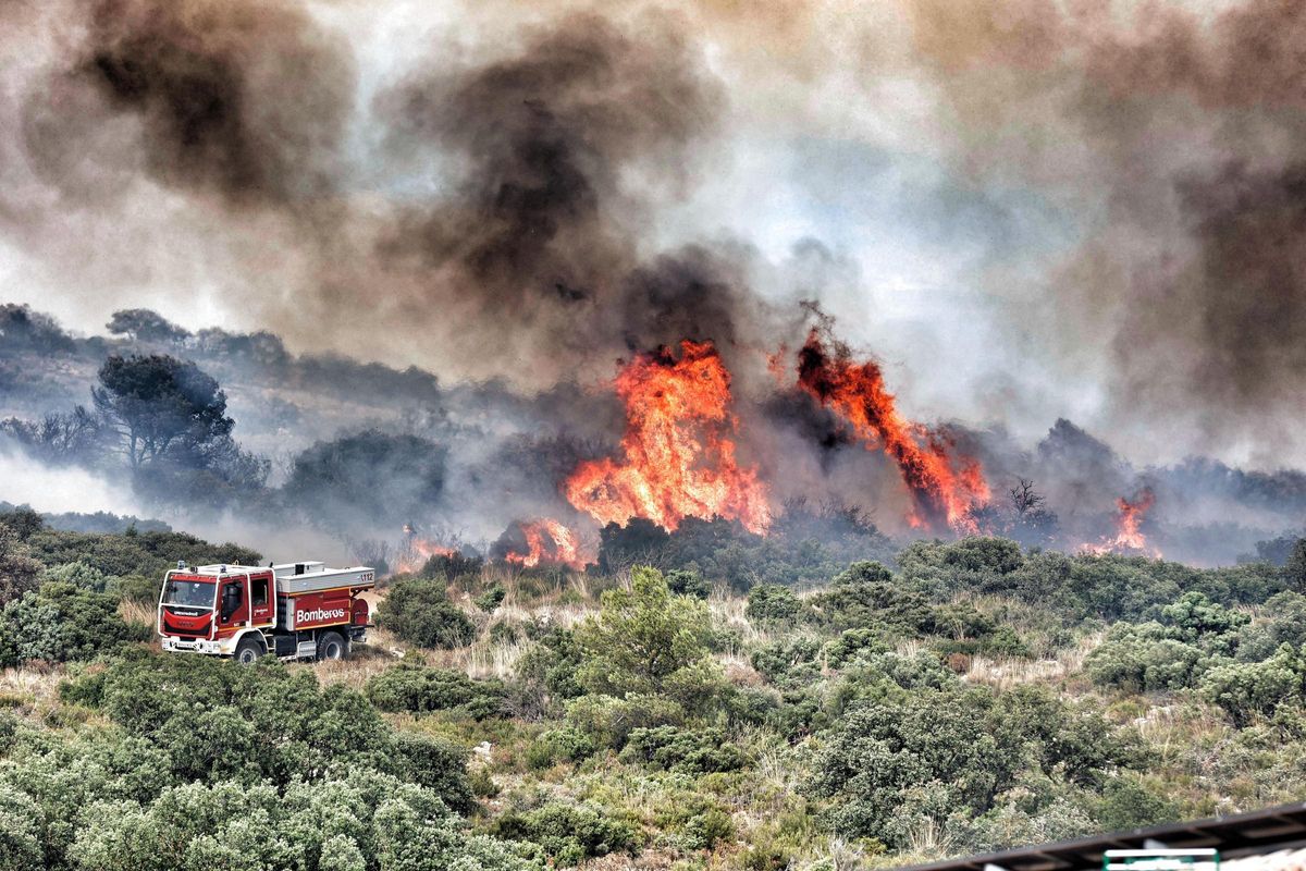 El incendio forestal de Ibi, a pie de llama: así arde el paraje de San Pascual
