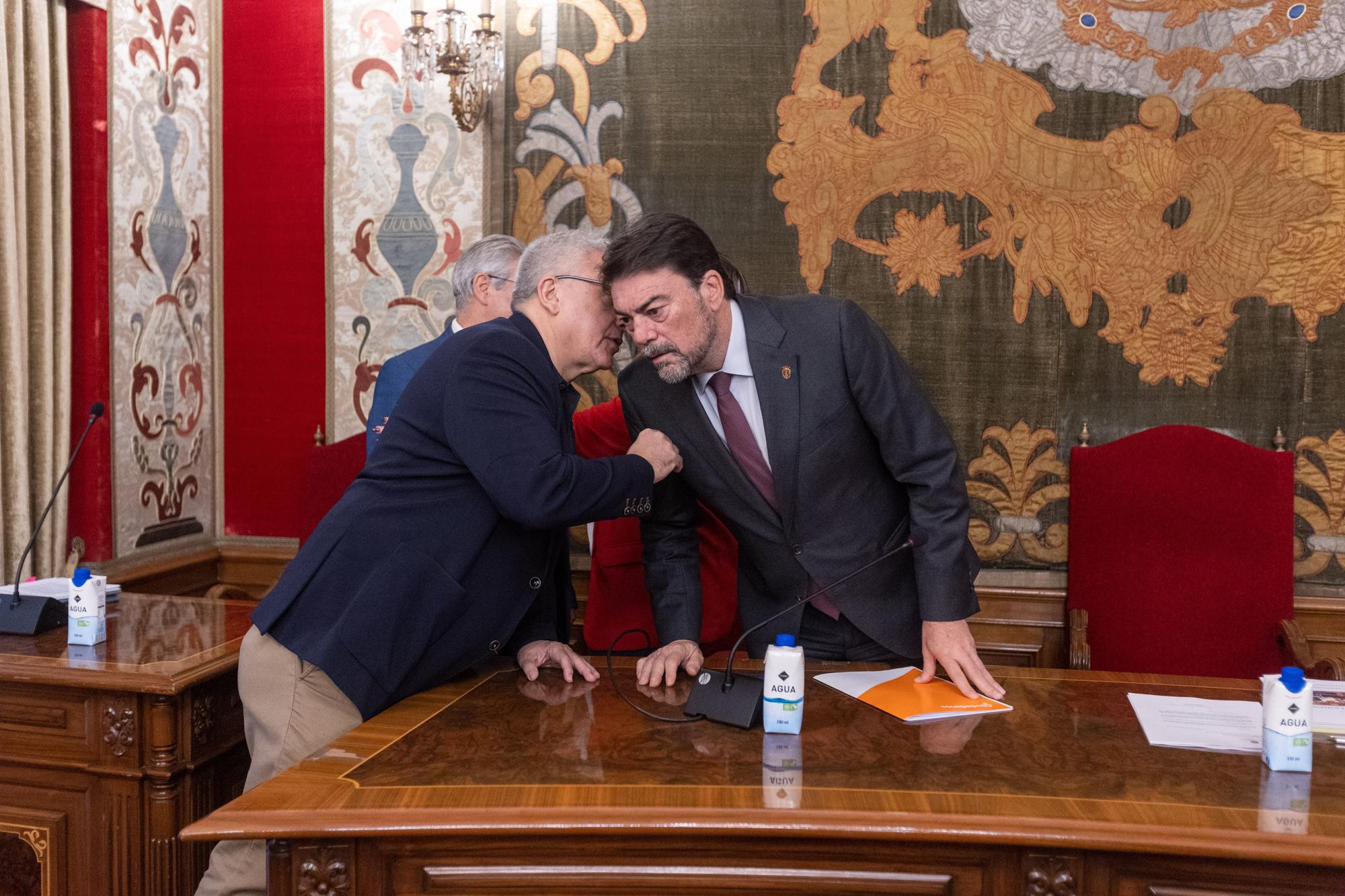 Doble protesta contra Barcala en el pleno de Alicante, de la izquierda por no frenar a Vox y de los funcionarios