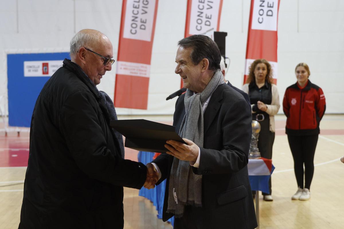 Abel Caballero entrega un recuerdo a Fernando Gallego.