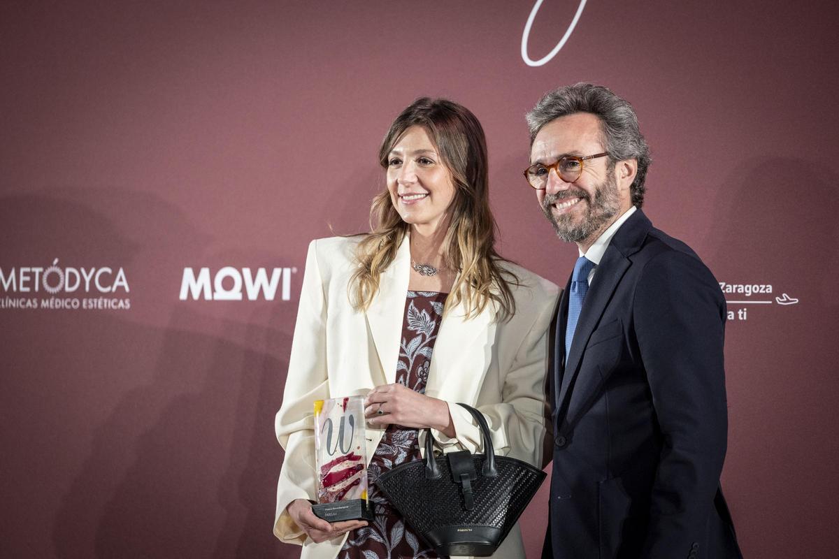 María Alfonso ha recibido el Premio Marca Emergente por Paris/64 que ha recibido de manos de Aitor Moll.