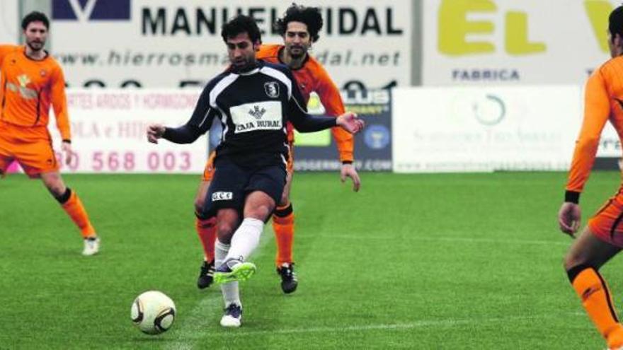 Torres, del GCE Villaralbo, en el duelo del pasado fin de semana ante el Burgos Promesas 2000.