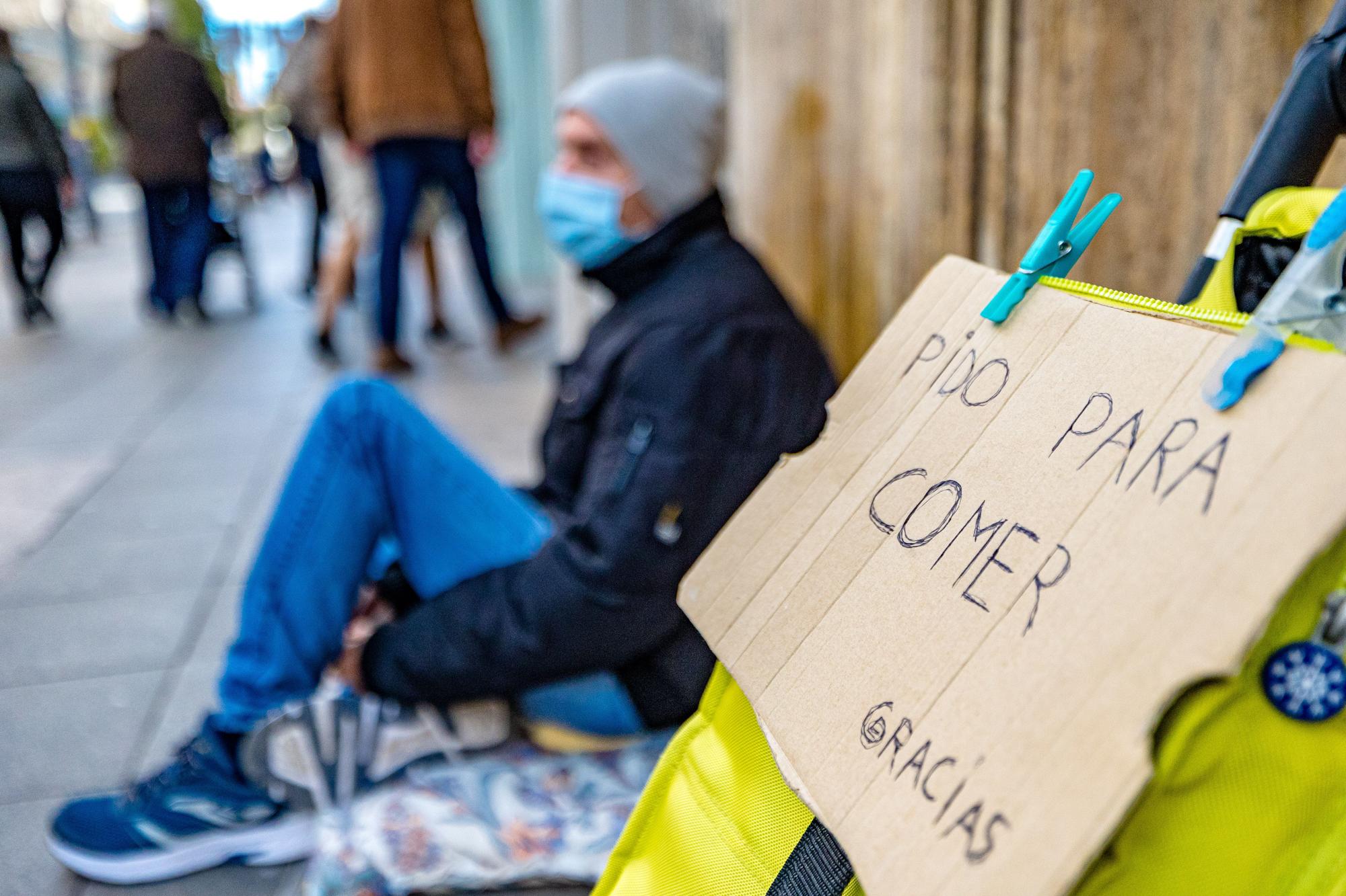 Ordenanza de mendicidad en Alicante: «¿Cómo vamos a pagar esas multas? ¿Prefieren que estemos robando?»