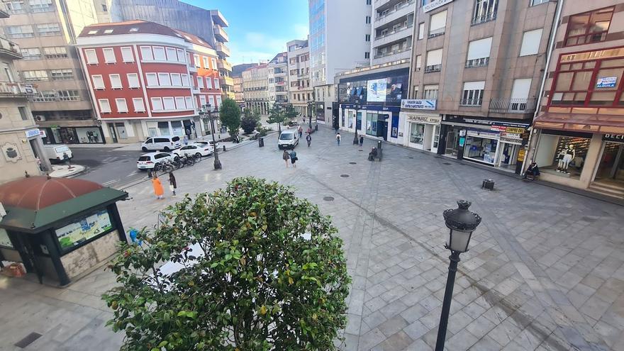 Aparcados en la plaza para comprar tabaco e ir a por lotería