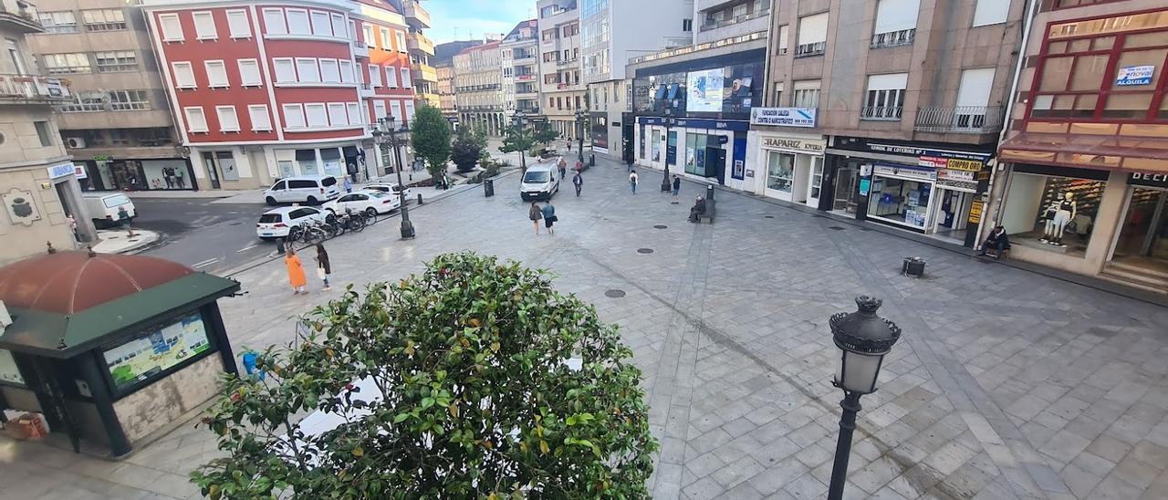 Una furgoneta estacionada en la plaza de Galicia, esta mañana, mientras su conductor se dirigía tranquilamente al estanco y la administración de loterías.