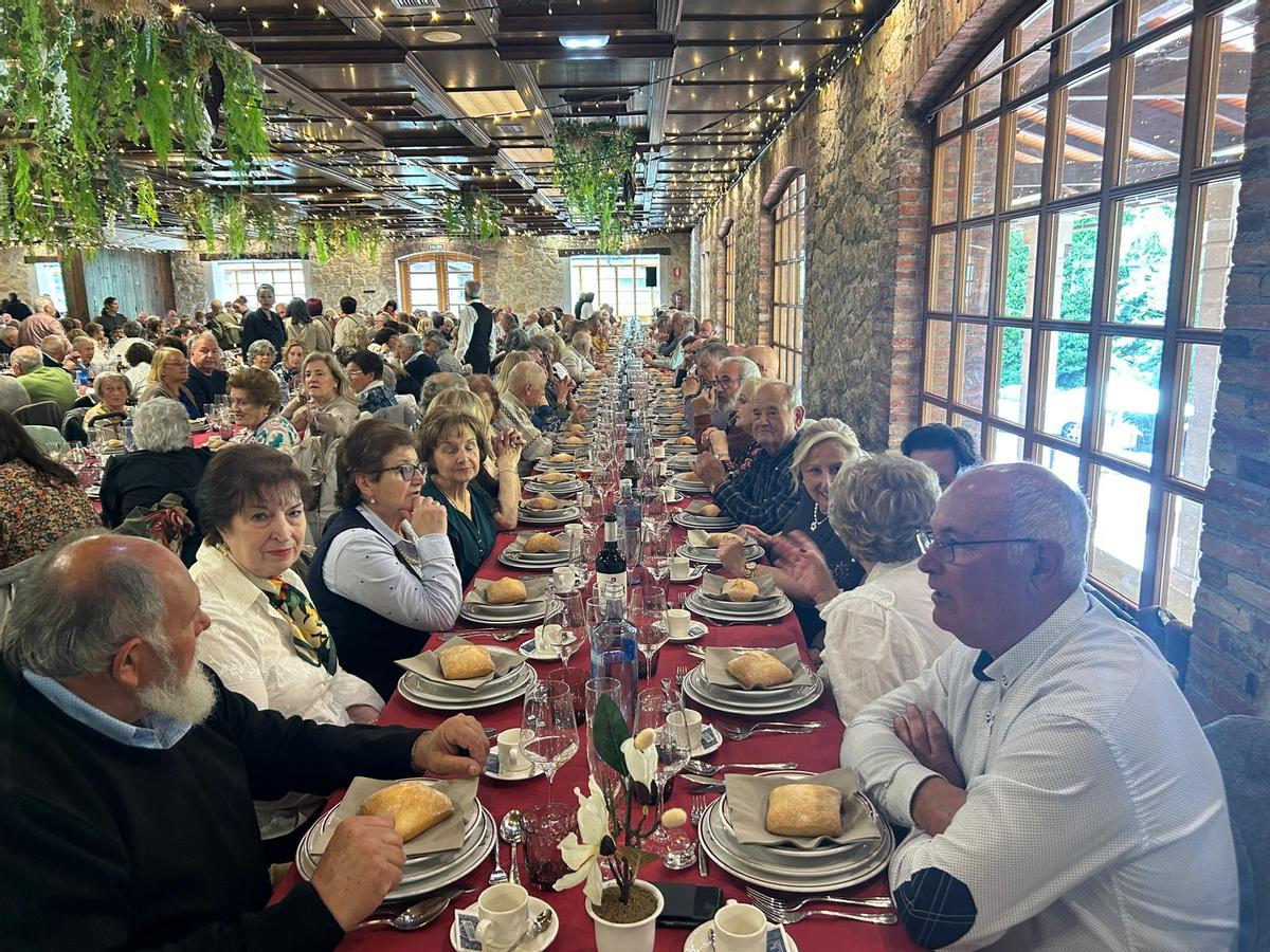 EN IMÁGENES: Comida por San Isidro de los jubilados de Llanera