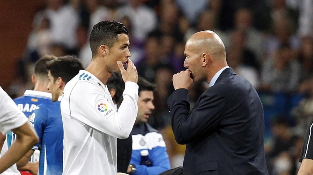 Cristiano y Zidane dialogan durante el encuentro ante el Espanyol