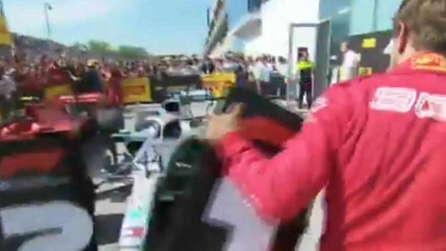 Vettel, intercambiando los números de las posiciones de final de carrera.