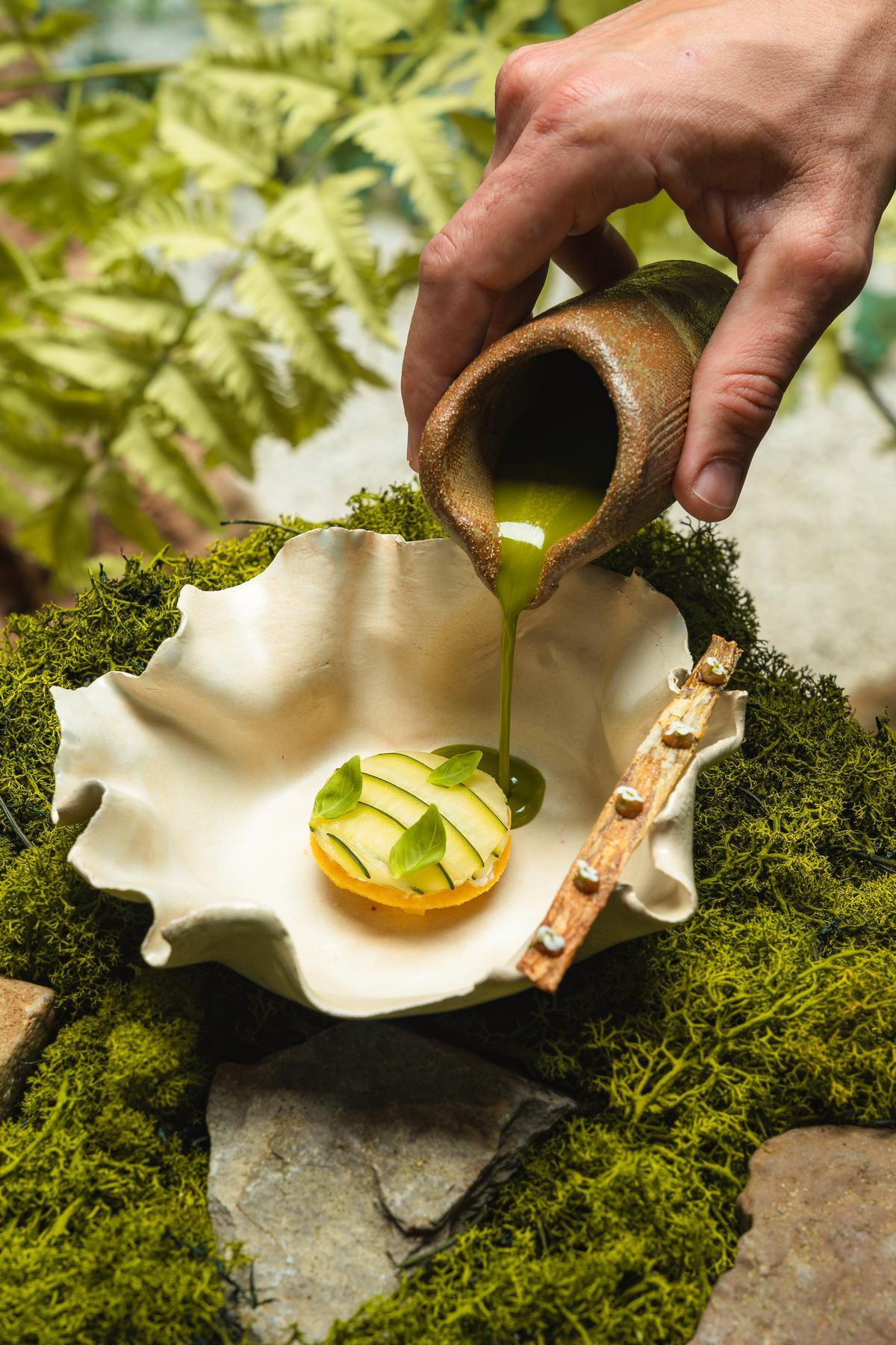 Del huerto de Fusion19 y del cultivo del propio restaurante, llegan vegetales, frutas, brotes y flores que se integran en los menús degustación y refuerzan una cocina íntimamente ligada al entorno.