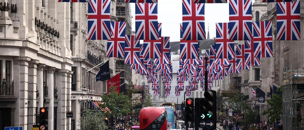 Banderas del Reino Unido decoran Regent Street, una de las principales arterias comerciales de Londres.