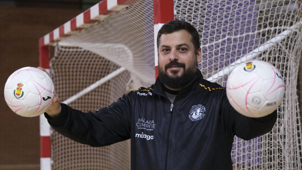 Suso Gallardo posa para La Opinión de Málaga en el Polideportivo Pérez Canca de Carranque antes de un entrenamiento con sus panteras.